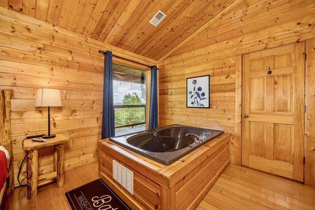 Panorama Mountain View Cabin, Less Than 10 Miles From Gatlinburg And Dollywood, Dog Friendly, 6 Bedrooms Sleeps 17, Fire Pit, Hottub, Washer Dryer, Fully Loaded Kitchen, Gameroom With A Tv, Pool Table, Arcade, Air Hockey, And Foosball 세비어빌 외부 사진