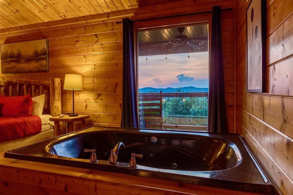 Panorama Mountain View Cabin, Less Than 10 Miles From Gatlinburg And Dollywood, Dog Friendly, 6 Bedrooms Sleeps 17, Fire Pit, Hottub, Washer Dryer, Fully Loaded Kitchen, Gameroom With A Tv, Pool Table, Arcade, Air Hockey, And Foosball 세비어빌 외부 사진
