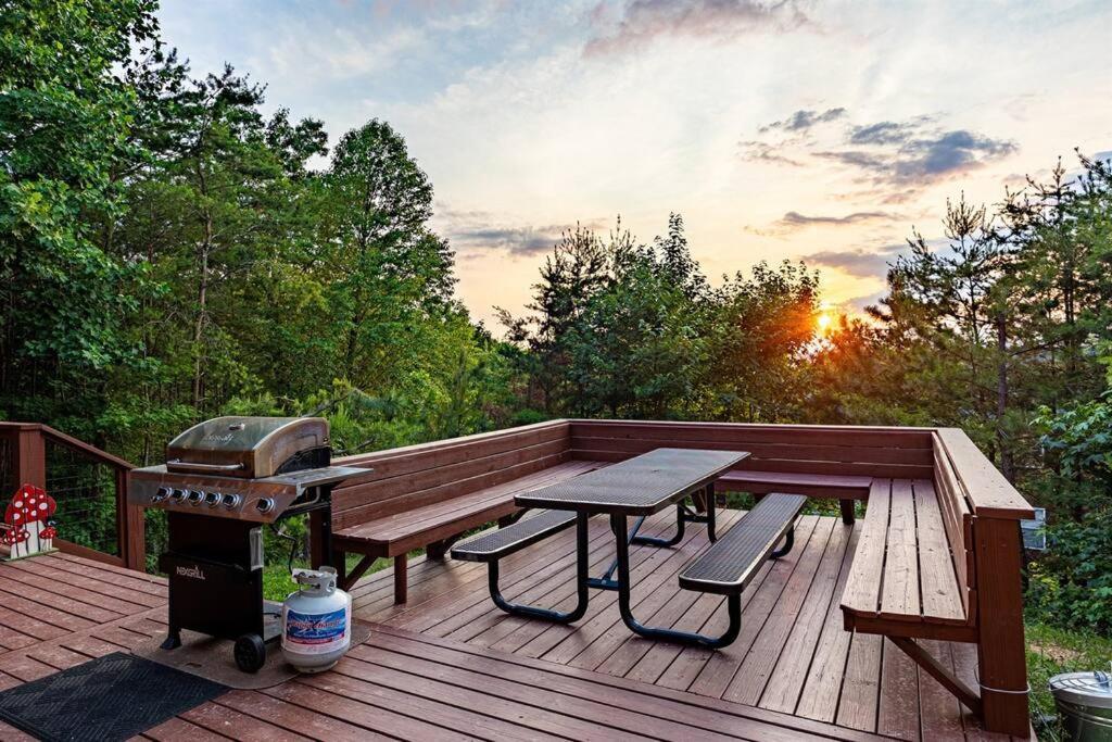 Panorama Mountain View Cabin, Less Than 10 Miles From Gatlinburg And Dollywood, Dog Friendly, 6 Bedrooms Sleeps 17, Fire Pit, Hottub, Washer Dryer, Fully Loaded Kitchen, Gameroom With A Tv, Pool Table, Arcade, Air Hockey, And Foosball 세비어빌 외부 사진